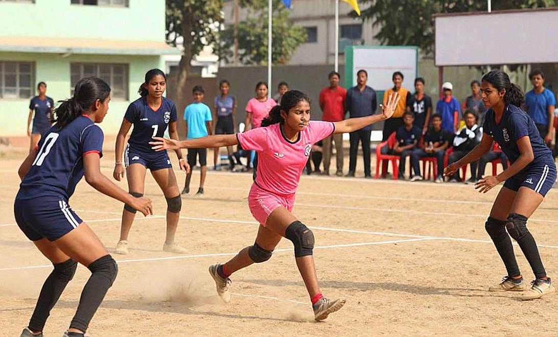 চব্বিশ পয়েন্টের আড়ালে: নেপালকে উড়িয়ে ফাইনালে ভারত, কিন্তু সেমিফাইনাল যা বলেনি